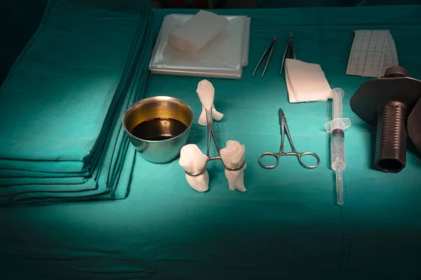 Chirurgické Nástroje Zeleném Stole Operačním Sále — Stock fotografie