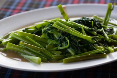 Bir tabak lezzetli kızarmış sabah zaferi masada.