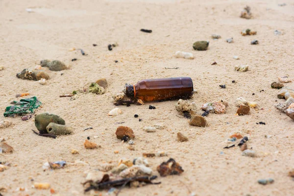 Kumsalda cam bir şişe.