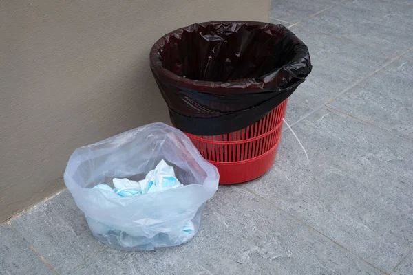 Máscaras Faciais Saco Plástico Separadas Lixo Geral Recipiente Preto — Fotografia de Stock