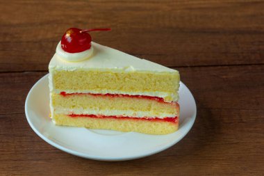 Tahta masada bir tabak lezzetli çilekli kek..