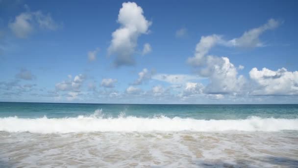 Όμορφη Θάλασσα Στο Γαλάζιο Του Ουρανού Και Ηλιόλουστο Φόντο Του — Αρχείο Βίντεο