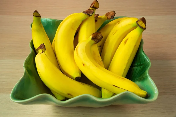 Bündel Leckerer Bananen Der Schüssel Auf Dem Tisch — Stockfoto