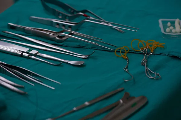 手術室のテーブルの上にある神経外科手術器具 — ストック写真