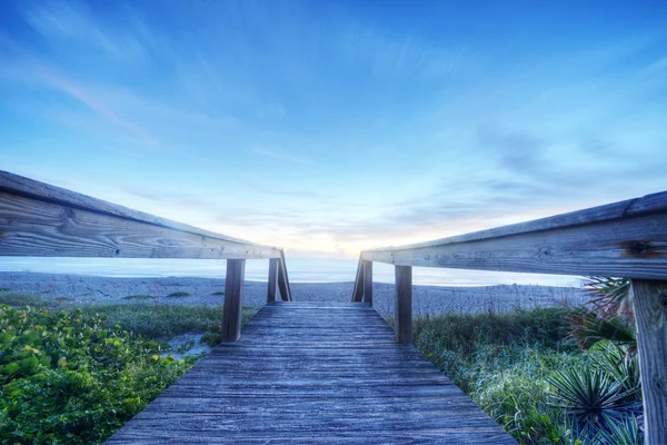 Strandpromenaden tidigt på morgonen — Stockfoto