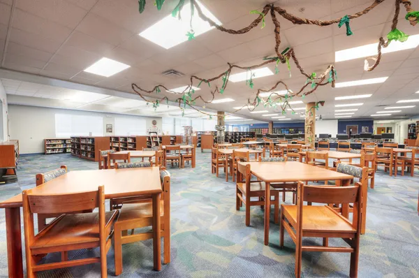 Biblioteka gimnazjum na Florydzie — Zdjęcie stockowe