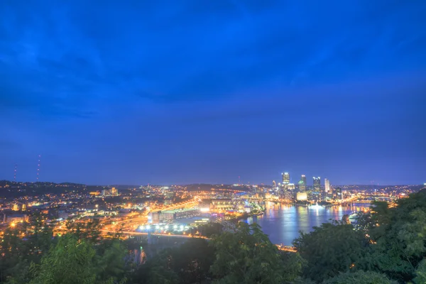 Pittsburgh bei Nacht — Stockfoto