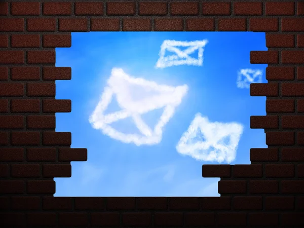 Envelopes de nuvem em buraco na parede de tijolo — Fotografia de Stock