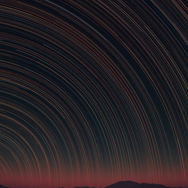 Senderos de estrellas y rocas lejanas — Foto de Stock