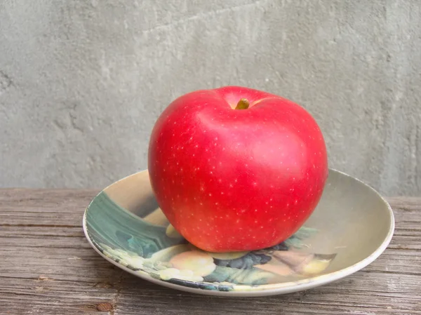 Apel merah di piring — Stok Foto