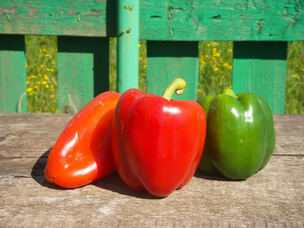 Färgglada paprika på bord — Gratis stockfoto