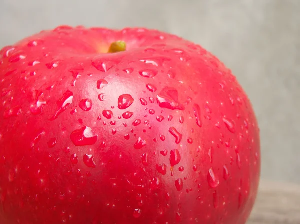 Feuchter roter Apfel — Stockfoto