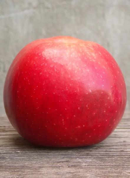 Red apple on wooden table — Free Stock Photo