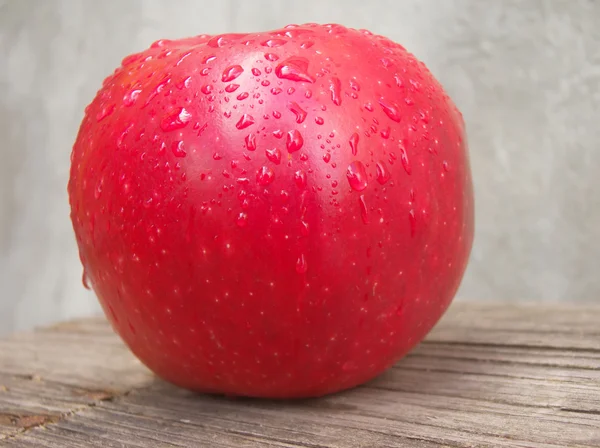 Pomme rouge avec gouttes d'eau — Photo