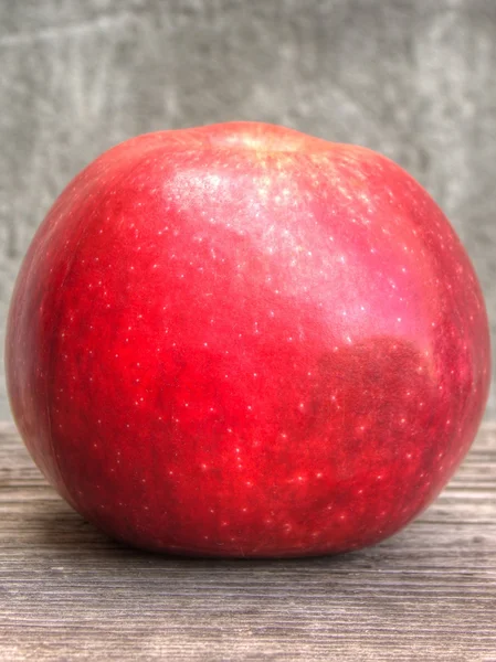 Roter Apfel auf Grunge-Hintergrund — Stockfoto