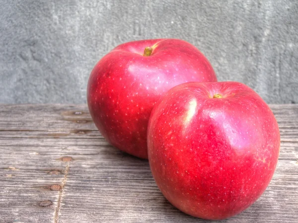 Червоне яблуко на гранжевому фоні — стокове фото