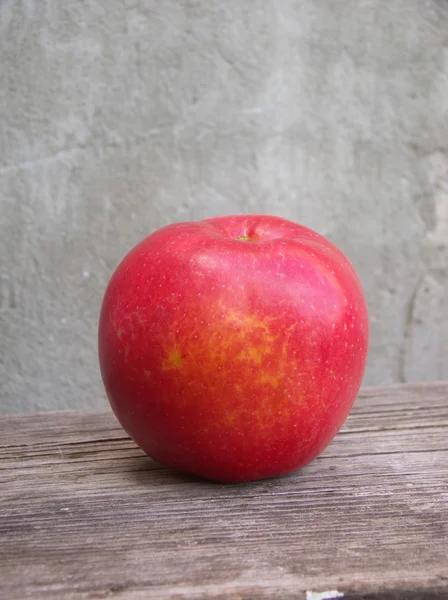 Roter Apfel auf Holztisch — Stockfoto