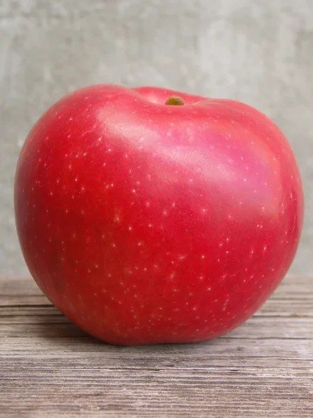 Red apple on wooden table — Stock Photo, Image