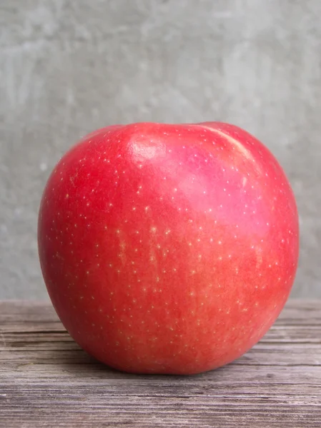 Rött äpple på träbord — Stockfoto
