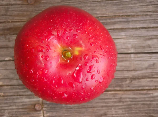 Pomme rouge avec gouttes d'eau — Photo