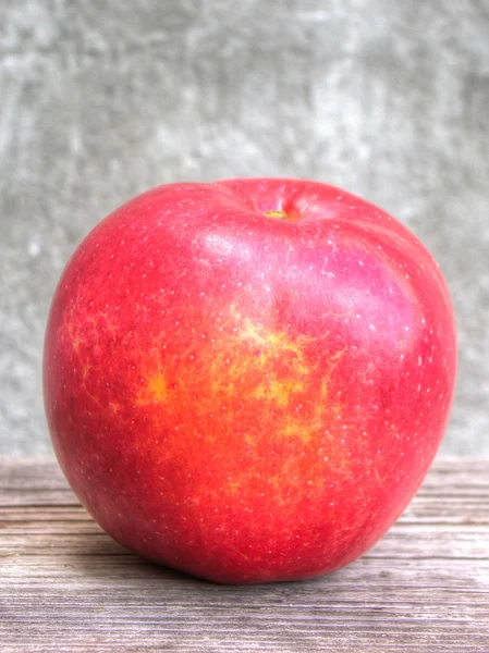 Grunge arka plan üzerinde kırmızı elma — Stok fotoğraf
