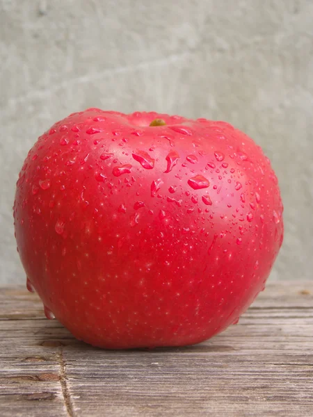 Červené jablko s kapkami vody — Stock fotografie