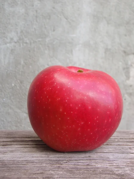 Pomme rouge sur table en bois — Photo