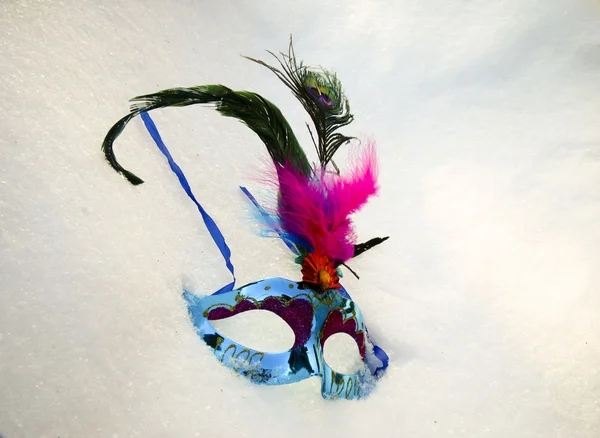 Карнавальна маска на снігу — стокове фото