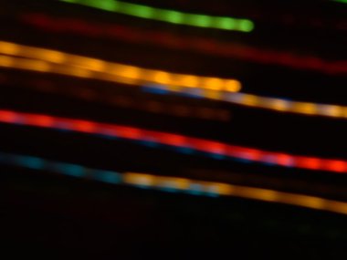 Tepeli kaniş kütük oturuyor