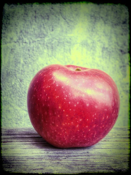 Roter Apfel auf Grunge-Hintergrund — Stockfoto