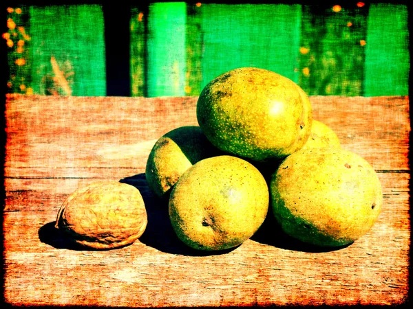 Zralé a zelené vlašské ořechy na stůl — Stock fotografie