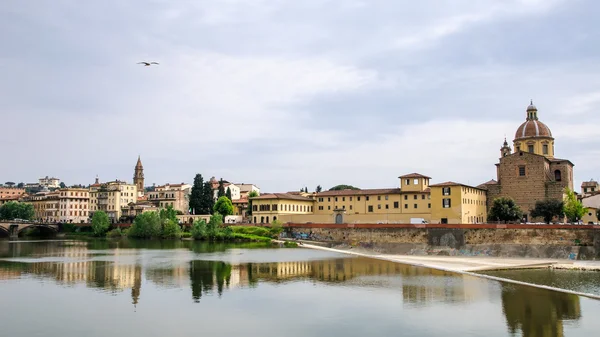 Kerk van San frediano en de arno in florence — Stockfoto