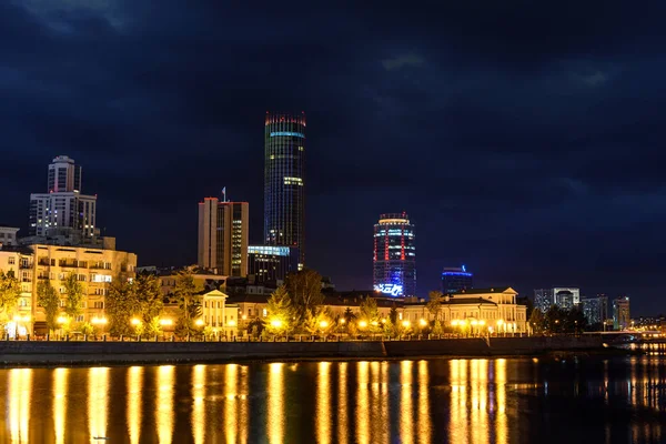 Yekaterinburg, Rusya 'nın merkezinde gece sahnesi