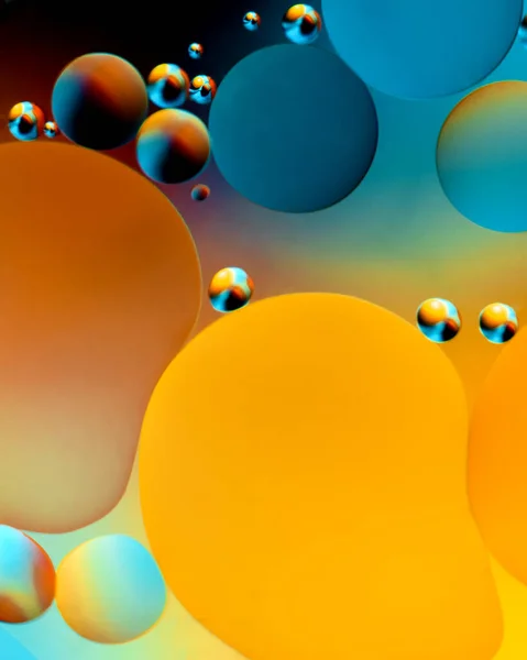 Olievlekken Het Wateroppervlak Met Een Gekleurde Achtergrond Close — Stockfoto