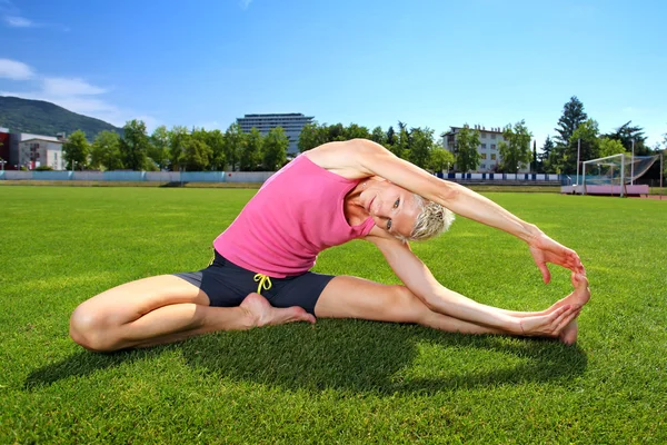 Mujer estirándose después del entrenamiento —  Fotos de Stock