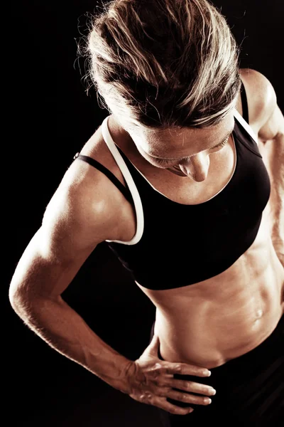 Jonge vrouw na het sporten geschikt — Stockfoto