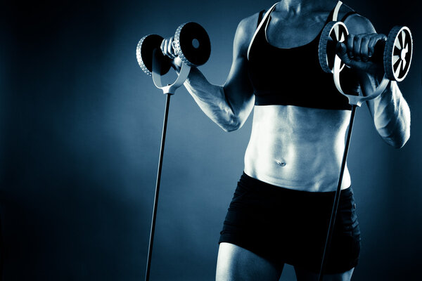 Тело молодой здоровой женщины, тренирующейся
