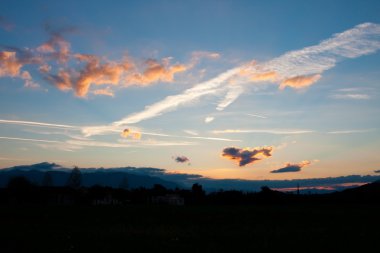 bulutlar ve contrails