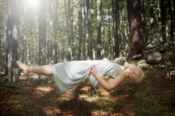 Левитирующая женщина
