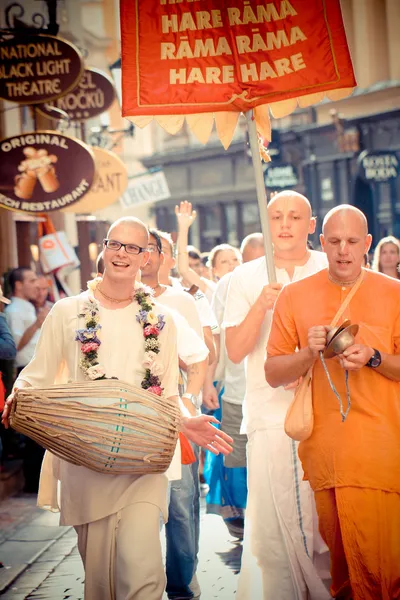 Membros não identificados de Hare Krishna cantando e dançando — Fotografia de Stock