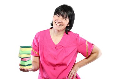 Orta yaşlı temizlikçi kadın ile süngerler