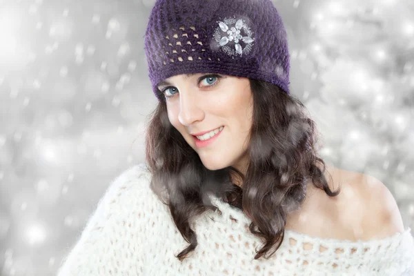 Hermosa mujer joven con sombrero de punto — Foto de Stock