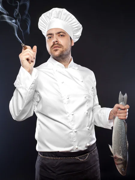 Joven guapo chef con pescado de lubina ahumado —  Fotos de Stock