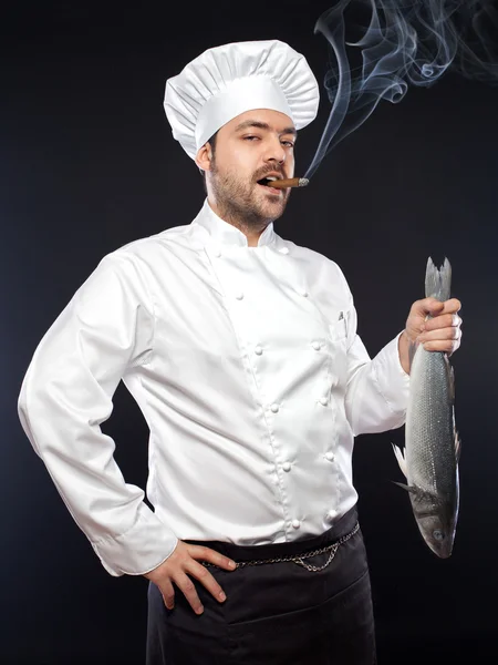 Młody przystojny szef kuchni z labraksa ryb — Zdjęcie stockowe