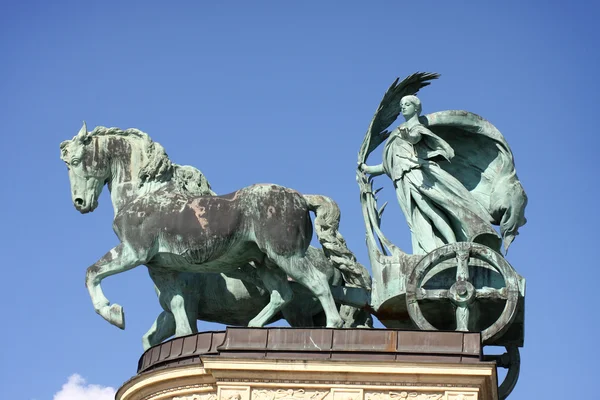 Statua konia na placu bohaterów w Budapeszcie — Zdjęcie stockowe