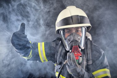 Yangın koruma kıyafetli firewoman