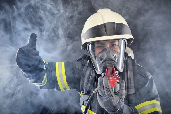 Firewoman in brand bescherming pak — Stockfoto