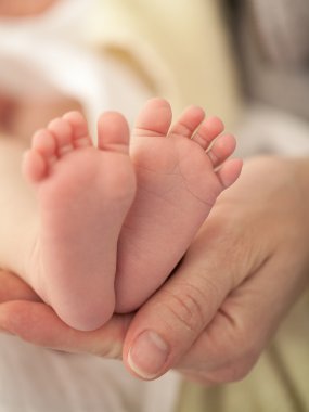 Annesi feet-in onun yeni doğan holding