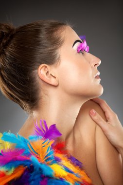 koyu makyajlı güzel genç kadın modeli