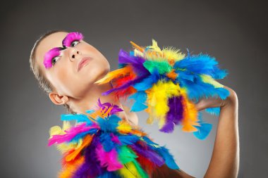 koyu makyajlı güzel genç kadın modeli